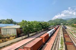 Có hiện tượng người dân đu bám tàu hàng trốn chốt kiểm soát dịch