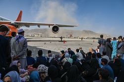 Taliban hối thúc người dân rời khỏi khu vực sân bay ở Kabul