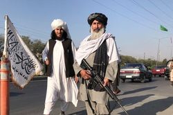Taliban vác súng gõ cửa từng nhà giục người dân đi làm