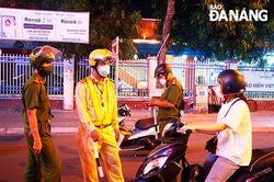 Xuyên đêm tuần tra chống dịch