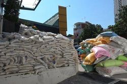 'Saigon Times Nối vòng tay lớn' cùng CLB Thị trường tặng 4 tấn gạo cho người dân