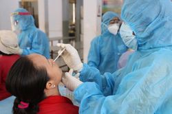 Thành phố Hồ Chí Minh tập trung xét nghiệm trọng điểm và chăm lo đời sống người dân
