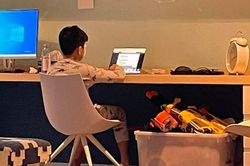 Cường Đô La chụp lén Subeo đang học bài nhưng căn phòng chuẩn 'rich kid' của cậu bé mới gây chú ý