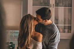 Say nắng đồng nghiệp của chồng