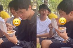 Khoảnh khắc giật 'spotlight': Cầu thủ Minh Vương dán mắt vào hộp xôi trên tay Công Phượng