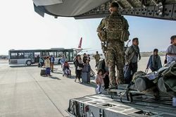 Nỗi tuyệt vọng bên ngoài sân bay Kabul