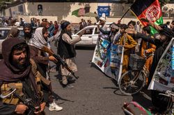 Người dân Kabul đối đầu lính Taliban