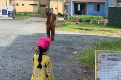 Bé gái khỏi Covid-19, lưu luyến tạm biệt ông ngoại khi rời bệnh viện