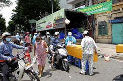 TP.HCM: Đường phố nhộn nhịp trước thông tin siết chặt 'ai ở đâu ở yên đó'