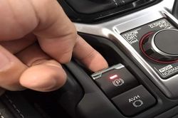 Ắc quy hết điện, điều gì xảy ra với xe dùng phanh tay điện tử?