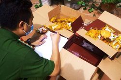 Xe 'luồng xanh' chở gần 10 tấn bánh trung thu không rõ nguồn gốc