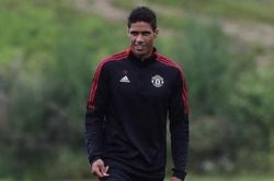MU đấu Southampton: Raphael Varane dự bị, Jadon Sancho đá chính