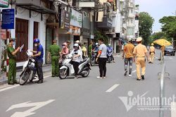 Tổ công tác đặc biệt Hà Nội chốt tại Cửa Nam, đường vắng dân tăng ga bỏ chạy