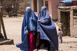 Một phụ nữ Afghanistan bị Taliban bắn chết vì không mặc áo burqa khi ra đường