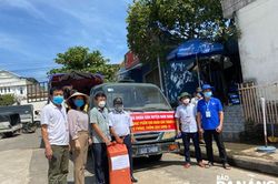 Quận Liên Chiểu nhận 5 tấn gạo, 5 tấn rau do huyện Nam Giang gửi tặng