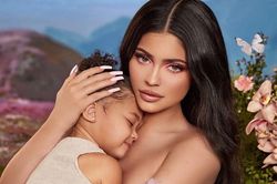 Kylie Jenner mang thai lần hai