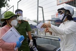 Không được vào siêu thị vì đi sai ngày, sai điểm trên phiếu đi chợ