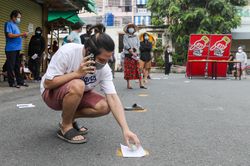 Người dân dùng gạch, dép để giữ chỗ vào siêu thị ở TP.HCM