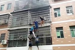 Giải cứu hai bé gái khỏi đám cháy ở Trung Quốc