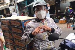 Diễn viên Lý Nguyễn Vương vào tâm dịch cứu trợ bà con nghèo
