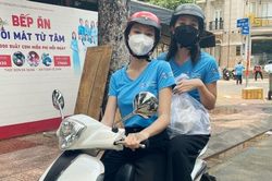 Hoa hậu Tiểu Vy chạy xe máy giao cơm cho các chiến sĩ lực lượng tuyến đầu chống dịch