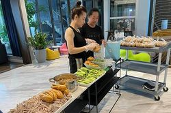 Cường Đôla và Đàm Thu Trang vào bếp làm bánh mì chả tặng bà con Sài Gòn