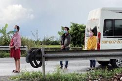 Hậu Giang phát hiện người giả đeo khăn tang để thông chốt kiểm soát dịch