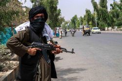 Taliban vác súng gõ cửa từng nhà, người dân Afghanistan lo sợ trả thù