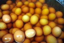 Trứng luộc nước tiểu - món đặc sản nghe tên thôi đã thấy 'trầm cảm'