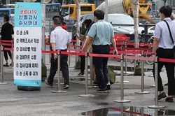 Số ca mắc COVID-19 tăng mạnh trở lại trên phạm vi toàn cầu