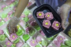 Hà Nội: Cận cảnh quy trình chế biến bánh trôi hoa sen đắt khách ngày lễ Vu Lan
