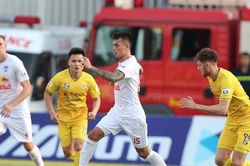 V-League 2021: Người muốn đá, kẻ muốn hủy