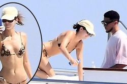 Kendall Jenner mặc bikini siêu bé, ảnh chụp mờ nhoẹt không 'dìm' được body cực phẩm