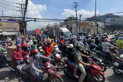 Sáng 21/8, người dân TP Hồ Chí Minh đổ ra đường gây ùn tắc giao thông