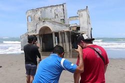 Tòa biệt thự bỏ hoang bị ngập mỗi khi thủy triều lên