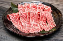 Tại sao thịt bò Kobe Wagyu lại đắt? Khám phá cuộc sống 'vương giả' của bò Kobe