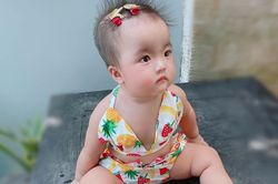 Con gái Mạc Văn Khoa 'đáng yêu xỉu' khi diện bikini đi bơi