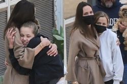 Mẹ con Angelina Jolie xuất hiện ở bệnh viện, con gái từng định chuyển giới của cô gây sốt