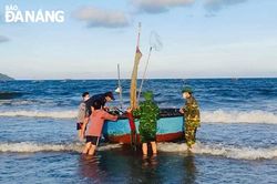 Cứu kéo thành công thuyền thúng, bảo đảm an toàn tài sản của ngư dân