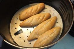 Đời sống Cách làm bánh mì bằng nồi chiên không dầu chia sẻ từ VietReview.vn