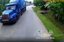Tài xế kêu thất thanh, hồn xiêu phách lạc sau tình huống em bé chạy sang đường