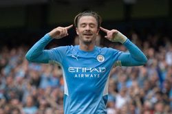 Tân binh 100 triệu bảng của Man City ghi bàn bằng đầu gối