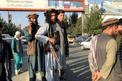 Taliban nổ súng khống chế đám đông ở sân bay Kabul