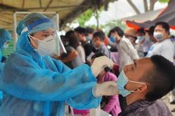 Thời COVID-19, nhiều tài xế bỏ việc vì sợ bị... ngoáy mũi liên tục