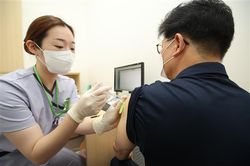 Hàn Quốc đàm phán hoán đổi vaccine phòng COVID-19 với Romania