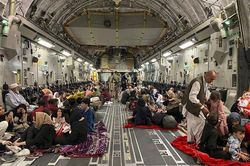 Người tị nạn Afghanistan từng hợp tác với Mỹ được đưa tới Tây Ban Nha