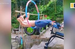 Video người đàn ông Trung Quốc vừa lắc vòng vừa đu xà