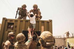 Trẻ em Afghanistan mắc kẹt trong khách sạn sau khi được sơ tán