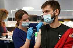 Chuyên gia Anh lo ngại nhờn vắc xin Covid-19 nếu tiêm mũi thứ ba