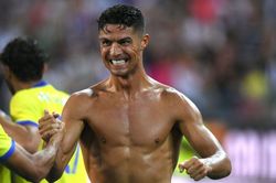 Ronaldo cởi áo ăn mừng nhưng bị tước bàn thắng